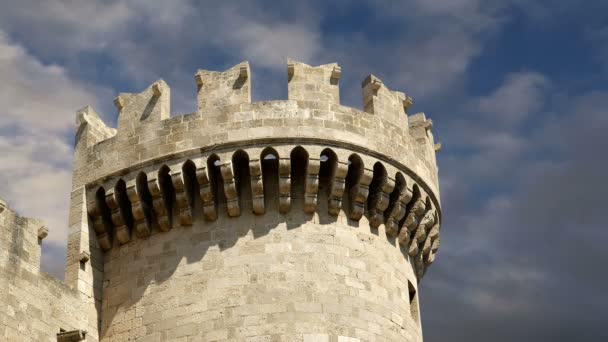 Ostrov Rhodos, Řecko, symbolem rhodes, paláce velmistra slavných rytířů (také známý jako castello) v středověké město Rhodos, se musí návštěva muzea Rhodos — Stock video