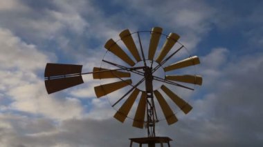 Eski ahır fırıldak gökyüzü arka plan (zaman atlamalı)