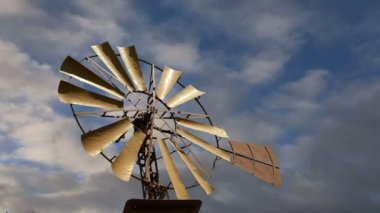 Eski ahır fırıldak gökyüzü arka plan (zaman atlamalı)