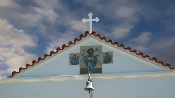 Monastero di Nostra Signora Tsambika. Rodi. Grecia. La leggenda è che ogni donna, che ha problemi, avendo figli dovrebbe andare lassù (a piedi nudi), per pregare la Vergine, sarà benedetta con i bambini. — Video Stock