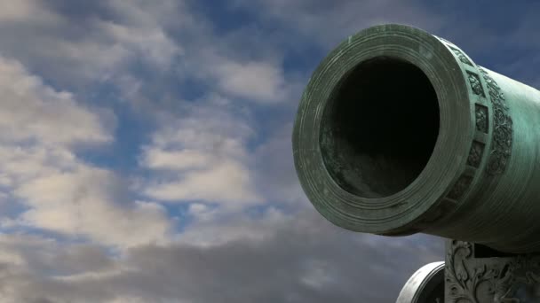 沙皇加农炮，莫斯科克里姆林宫，俄罗斯 — — 是一家大型、 5.94 米 (19.5 英尺) 长炮以莫斯科克里姆林宫展出 — 图库视频影像