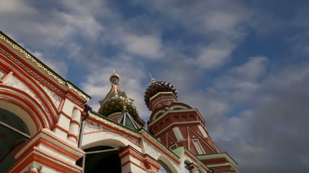 Moscou, Russie, Place Rouge, Cathédrale d'intercession de la Très Sainte Théotokos sur le fossé (Temple de Basile le Bienheureux ) — Video