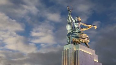 Ünlü Sovyet anıtı Rabochiy i Kolkhoznitsa (İşçi ve Kolkhoz Kadını veya İşçi ve Toplu Çiftçi) heykeltıraş Vera Mukhina, Moskova, Rusya. 1937 'de yapılmış.