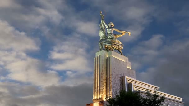 Famoso monumento soviético Rabochiy i Kolkhoznitsa (Trabajadora y Kolkhoz Mujer o Trabajadora y Agricultora Colectiva) de la escultora Vera Mukhina, Moscú, Rusia. Fabricado en 1937 — Vídeos de Stock