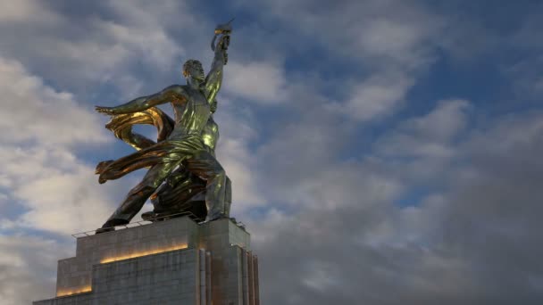 Famoso monumento soviético Rabochiy i Kolkhoznitsa (Trabajadora y Kolkhoz Mujer o Trabajadora y Agricultora Colectiva) de la escultora Vera Mukhina, Moscú, Rusia. Fabricado en 1937 — Vídeos de Stock