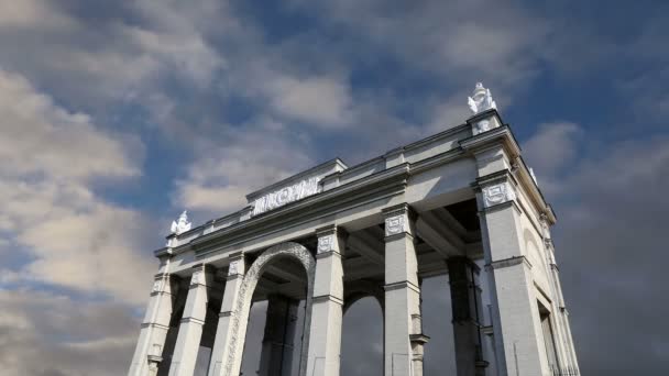 Vdnkh 领土 (全俄展览中心，也被称为全俄展览中心) 的标志性建筑是一个永久通用贸易展在莫斯科，俄罗斯 — 图库视频影像