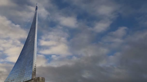 Conquérants de l'espace Monument dans le parc à l'extérieur du musée de la Cosmonautique, près du parc des expositions VDNK, Moscou, Russie — Video