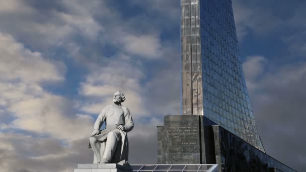 Conquistadores del espacio Monumento en el parque al aire libre del museo de la cosmonáutica, cerca del centro de exposiciones VDNK, Moscú, Rusia — Vídeo de stock