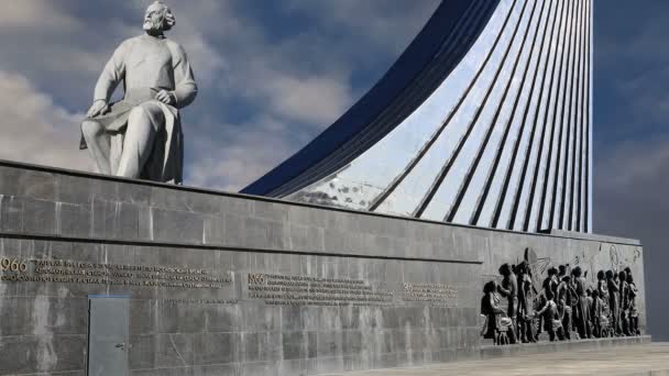 Conquistadores del espacio Monumento en el parque al aire libre del museo de la cosmonáutica, cerca del centro de exposiciones VDNK, Moscú, Rusia — Vídeos de Stock