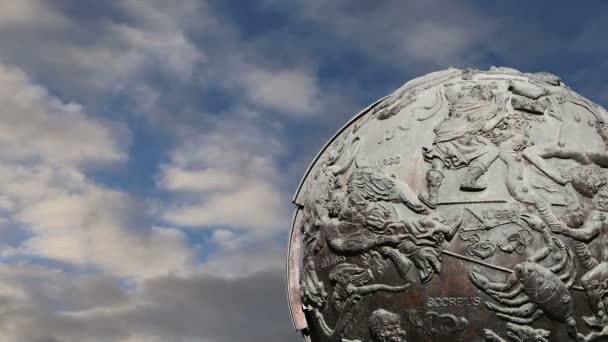 Himmelska jordklot--nära monument av sovjet rymdfärder, Moskva, Ryssland — Stockvideo