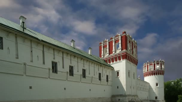 Novodevichy Manastırı, olarak da bilinen Bogoroditse Smolensky Manastırı Moskova, Rusya'nın en ünlü manastır olmalı — Stok video