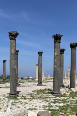 Roma Korint sütun um Birol (um Qays)--Gadara antik kent sitesi yakınındaki kuzey Jordan bir kasabadır. Um Qais Jordan'ın en eşsiz Greco Roma Decapolis sitelerinden biridir