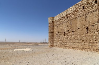 Qasr Kharana (Kharanah veya Harrana), Doğu Jordan (100 km Amman) ıssız kalede. Yüzyılda 8 Kervansaray, tüccarlar için bir dinlenme yeri olarak kullanılmak üzere inşa
