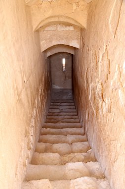 Qasr Kharana (Kharanah veya Harrana), Doğu Jordan (100 km Amman) ıssız kalede. Yüzyılda 8 Kervansaray, tüccarlar için bir dinlenme yeri olarak kullanılmak üzere inşa