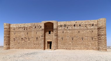 Qasr Kharana (Kharanah veya Harrana), Doğu Jordan (100 km Amman) ıssız kalede. Yüzyılda 8 Kervansaray, tüccarlar için bir dinlenme yeri olarak kullanılmak üzere inşa