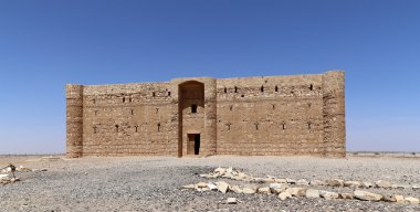 Qasr Kharana (Kharanah veya Harrana), Doğu Jordan (100 km Amman) ıssız kalede. Yüzyılda 8 Kervansaray, tüccarlar için bir dinlenme yeri olarak kullanılmak üzere inşa