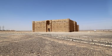 Qasr Kharana (Kharanah veya Harrana), Doğu Jordan (100 km Amman) ıssız kalede. Yüzyılda 8 Kervansaray, tüccarlar için bir dinlenme yeri olarak kullanılmak üzere inşa