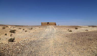 Qasr Kharana (Kharanah veya Harrana), Doğu Jordan (100 km Amman) ıssız kalede. Yüzyılda 8 Kervansaray, tüccarlar için bir dinlenme yeri olarak kullanılmak üzere inşa
