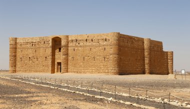 Qasr Kharana (Kharanah veya Harrana), Doğu Jordan (100 km Amman) ıssız kalede. Yüzyılda 8 Kervansaray, tüccarlar için bir dinlenme yeri olarak kullanılmak üzere inşa