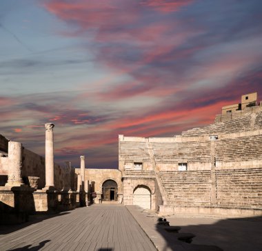 Amman, Ürdün - Roma Tiyatrosu tiyatro, antonius pius (138-161 ce) döneminde inşa edilmiş, geniş ve dik eğimli yapısı yaklaşık 6000 kişi koltuk