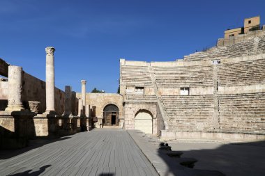 Amman, Ürdün - Roma Tiyatrosu tiyatro, antonius pius (138-161 ce) döneminde inşa edilmiş, geniş ve dik eğimli yapısı yaklaşık 6000 kişi koltuk