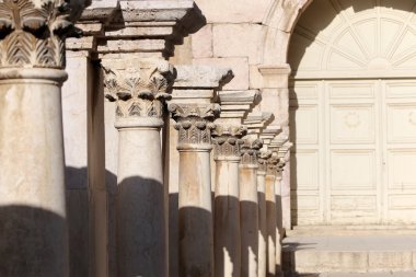 Amman, Ürdün - Roma Tiyatrosu tiyatro, antonius pius (138-161 ce) döneminde inşa edilmiş, geniş ve dik eğimli yapısı yaklaşık 6000 kişi koltuk