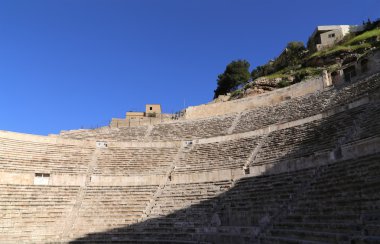 Amman, Ürdün - Roma Tiyatrosu tiyatro, antonius pius (138-161 ce) döneminde inşa edilmiş, geniş ve dik eğimli yapısı yaklaşık 6000 kişi koltuk