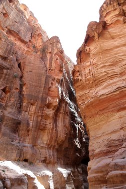 1.2km uzun yol (Siq olarak) şehir Petra'dan, Jordan Jordan yanı sıra Jordan sembolü--bu en çok ziyaret edilen turistik. Petra UNESCO Dünya Miras Listesi 1985 yılından beri bulunmaktadır