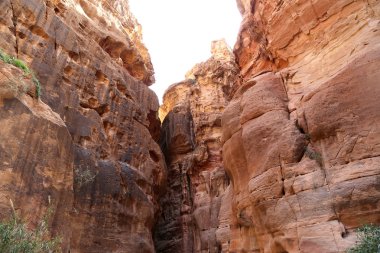 1.2km uzun yol (Siq olarak) şehir Petra'dan, Jordan Jordan yanı sıra Jordan sembolü--bu en çok ziyaret edilen turistik. Petra UNESCO Dünya Miras Listesi 1985 yılından beri bulunmaktadır
