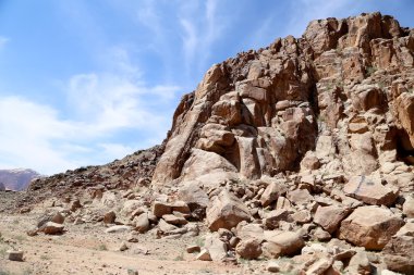 wadi rum çöl dağlar da ay Vadisi'nin güney Ürdün kumtaşı ve granit kaya 60 km doğusunda Akabe kesilmiş bir vadi olduğunu.