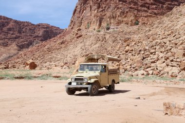 wadi rum çöl dağlar da ay Vadisi'nin güney Ürdün kumtaşı ve granit kaya 60 km doğusunda Akabe kesilmiş bir vadi olduğunu.