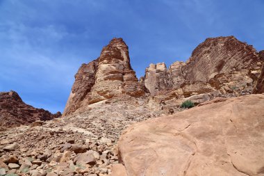 wadi rum çöl dağlar da ay Vadisi'nin güney Ürdün kumtaşı ve granit kaya 60 km doğusunda Akabe kesilmiş bir vadi olduğunu.