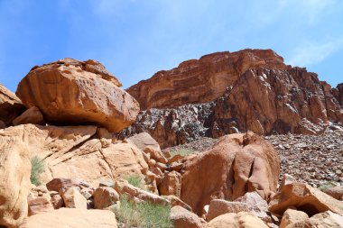 wadi rum çöl dağlar da ay Vadisi'nin güney Ürdün kumtaşı ve granit kaya 60 km doğusunda Akabe kesilmiş bir vadi olduğunu.