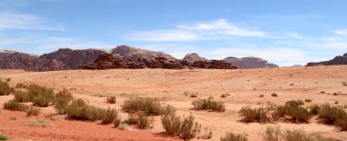 Wadi rum çöl de ay Vadisi'nin güney Ürdün kumtaşı ve granit kaya 60 km doğusunda Akabe kesilmiş bir vadi olduğunu.