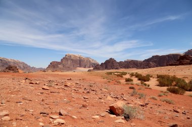 Wadi rum çöl de ay Vadisi'nin güney Ürdün kumtaşı ve granit kaya 60 km doğusunda Akabe kesilmiş bir vadi olduğunu.