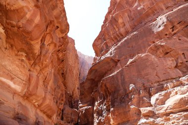 wadi rum çöl dağlar da ay Vadisi'nin güney Ürdün kumtaşı ve granit kaya 60 km doğusunda Akabe kesilmiş bir vadi olduğunu.