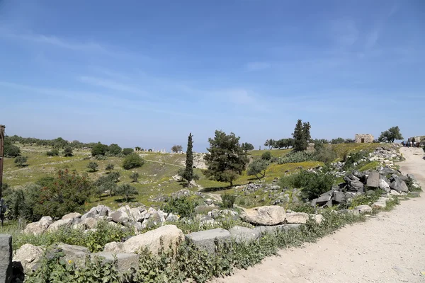 Roman ruins at Umm Qais (Umm Qays) --is a town in northern Jordan near the site of the ancient town of Gadara. Umm Qais is one of Jordan's most unique Greco Roman Decapolis sites — Stock Photo, Image