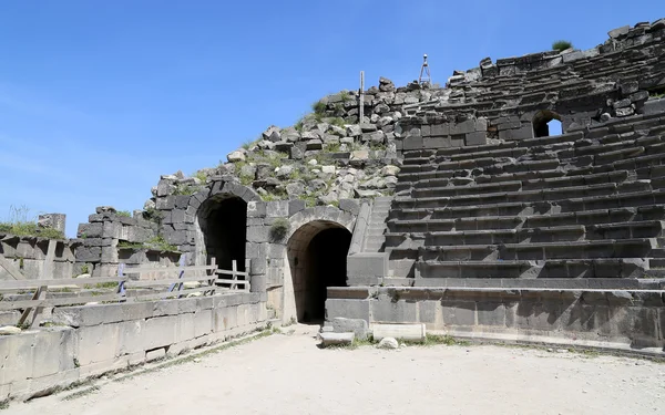Västra teatern av Umm Qais (Umm Qays)--är en stad i norra Jordan nära platsen för den antika staden Gadara. Umm är Qais en av Jordans mest unika Greco romerska Decapolis platser — Stockfoto