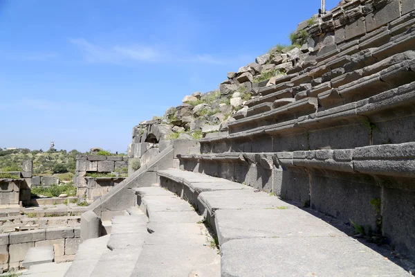 West theater van Umm Qais (Umm Qhays)--is een plaats (town) in de noordelijke Jordan in de buurt van de site van de oude stad van Gadara. Umm is Qais een van de meest unieke Greco Romeinse Decapolis Jordan van sites — Stockfoto