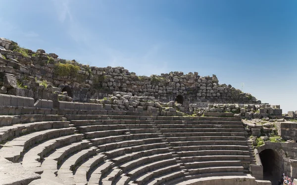 Zachodniego teatru z Umm Qais (Umm Qays)--miasto w północnej Jordan w pobliżu w miejscu starożytnego miasta Gadary. Umm Qais jest jednym z najbardziej unikalnych miejsc Greco Roman Decapolis Jordan w — Zdjęcie stockowe