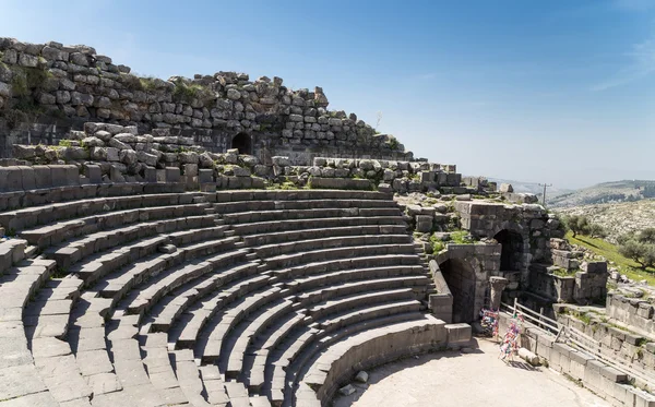 West theater van Umm Qais (Umm Qhays)--is een plaats (town) in de noordelijke Jordan in de buurt van de site van de oude stad van Gadara. Umm is Qais een van de meest unieke Greco Romeinse Decapolis Jordan van sites — Stockfoto