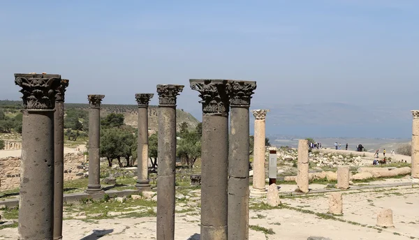 在罗马的科林斯式石柱 um 伊斯 (um Qays) — — 是在北部 Jordan Gadara 古代镇附近的一个市镇。嗯伊斯是 Jordan 的最独特的希腊罗马波利景点之一 — 图库照片