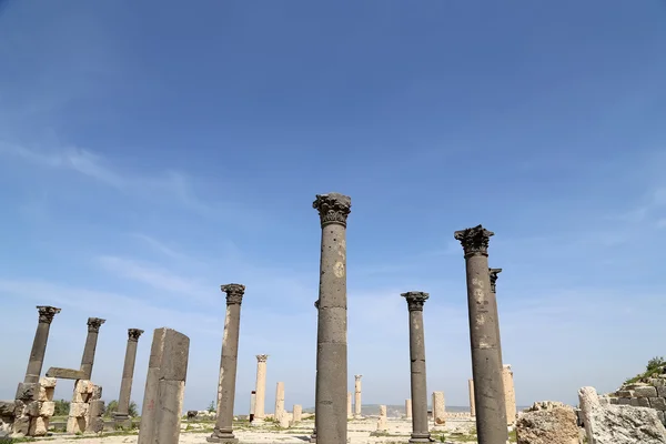 Roman Corinthian columns in Umm Qais (Umm Qays) --is a town in northern Jordan near the site of the ancient town of Gadara. Umm Qais is one of Jordan's most unique Greco Roman Decapolis sites — Stock Photo, Image