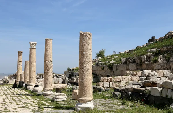 Romerska korintiska kolonner i Umm Qais (Umm Qays)--är en stad i norra Jordan nära platsen för den antika staden Gadara. Umm är Qais en av Jordans mest unika Greco romerska Decapolis platser — Stockfoto