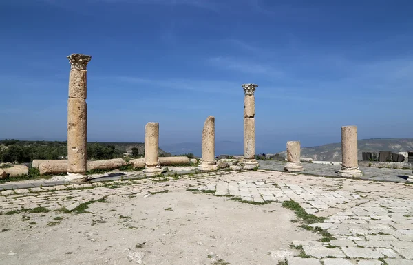 Roman Corinthian columns in Umm Qais (Umm Qays) --is a town in northern Jordan near the site of the ancient town of Gadara. Umm Qais is one of Jordan's most unique Greco Roman Decapolis sites — Stock Photo, Image