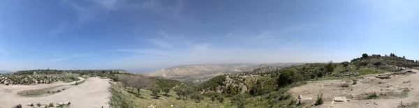 Panoramablick auf die goldenen höhen und römischen ruinen von umm qais (umm qays) --ist eine stadt im nördlichen jordan in der nähe der antiken stadt gadara — Stockfoto