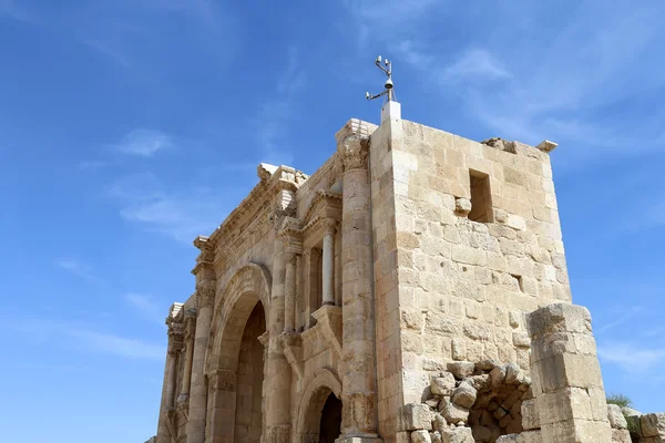 Arch of Hadrian in Gerasa (Jerash)-- was built to honor the visit of emperor Hadrian to Jerash in 129-130 AD, Jordan — Stock Photo, Image