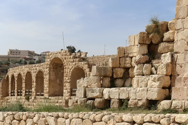 Romeinse ruïnes in de Jordaanse stad jerash (gerasa uit de oudheid), hoofdstad en grootste stad van het gouvernement jerash, jordan — Stockfoto