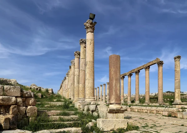 Colunas romanas na cidade jordaniana de Jerash (Gerasa da Antiguidade), capital e maior cidade de Jerash Governorate, Jordânia — Fotografia de Stock