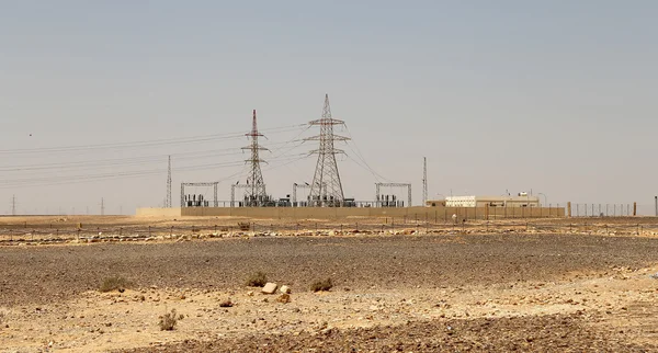 Torre elettrica nel deserto di pietra, Giordania, Medio Oriente — Foto Stock